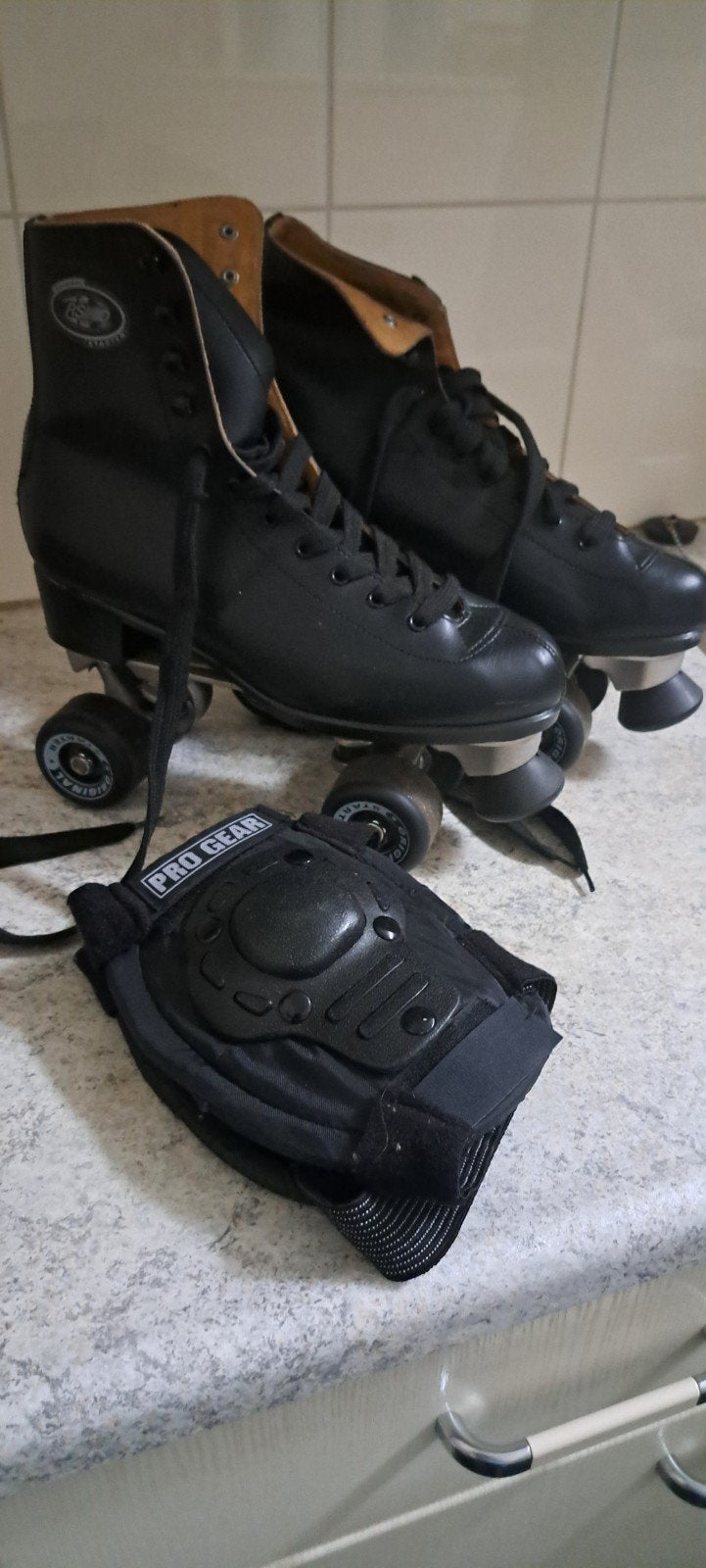 Zwarte Roller Skates met Bescherming - Maat 42, Ophalen of Verzenden, Gebruikt, Dames