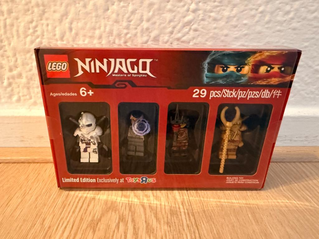 LEGO 5004938 Bricktober Minifigure Ninjago 2017 Toys "R" Us, Kinderen en Baby's, Speelgoed | Duplo en Lego, Compleet, Lego, Nieuw