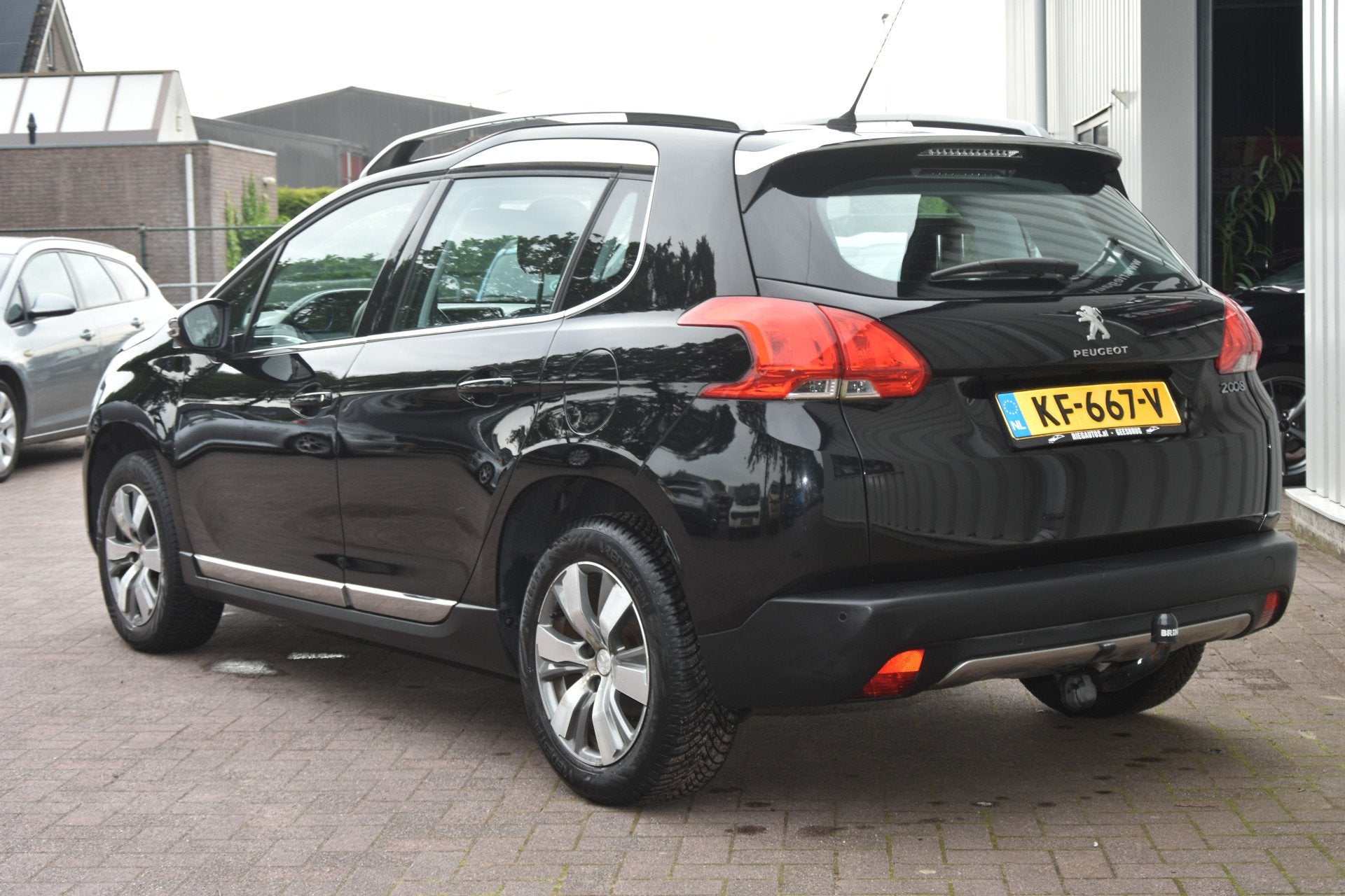 Peugeot 2008 1.2 111PK Allure. LMV, CLIMA, Trekhaak, Hoogzit, Auto's, Gebruikt, Euro 6, 1270 kg, Bedrijf