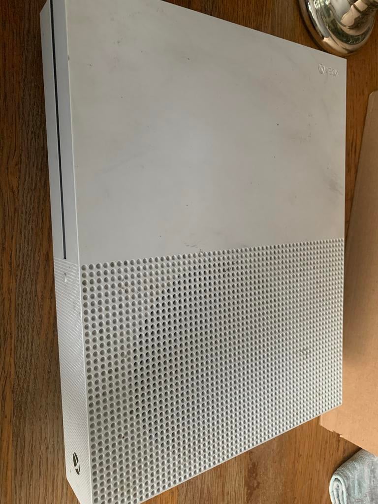 Xbox One S met controller en FIFA 21, Gebruikt, 2 spelers, Eén computer, Ophalen of Verzenden