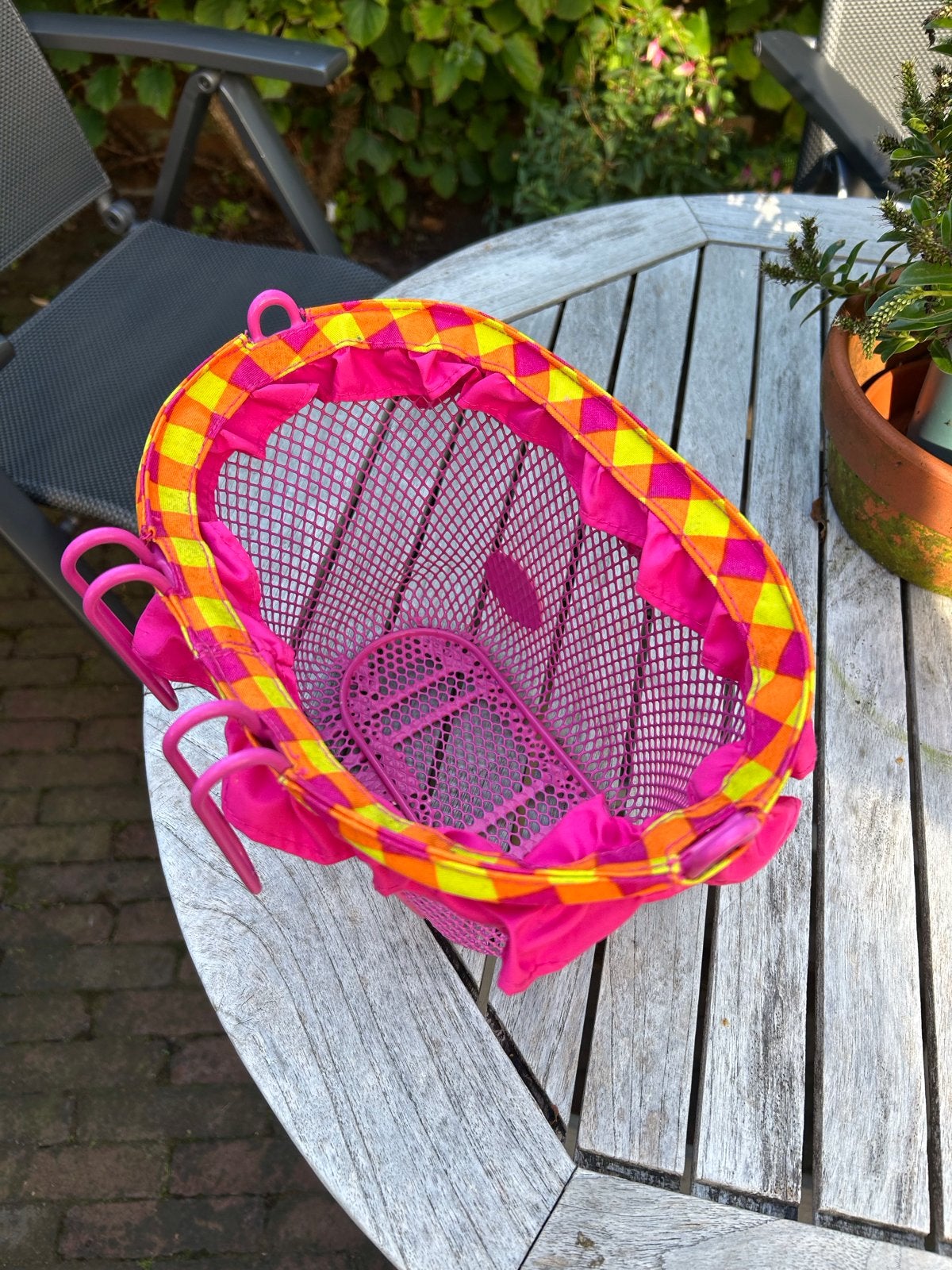 Roze kinderfietsmandje met vrolijke ruitjesrand (Basil), Ophalen, Gebruikt, Stuurbevestiging