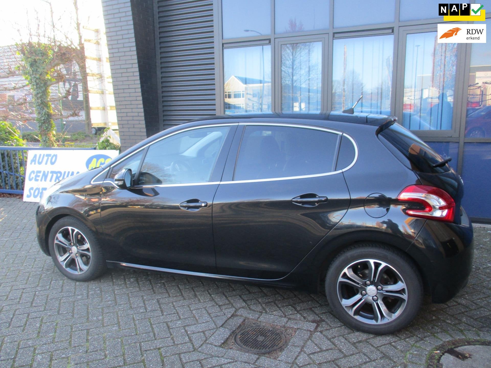 Peugeot 208 1.4 VTi Griffe, Voorwielaandrijving, Euro 5, Parkeersensor, Zwart