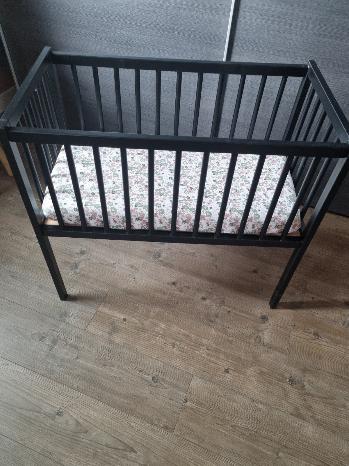 Zwart wiegje 85x45cm met matrasje, Ophalen, Zo goed als nieuw, Wieg