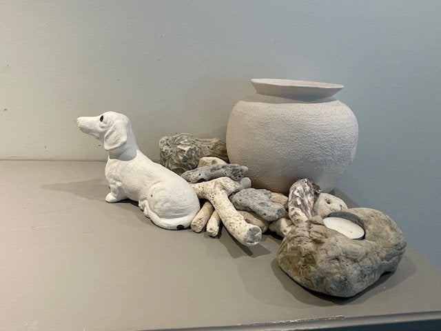 Wit tuinbeeld hond / teckel / tekkel. Wit steen., Ophalen, Gebruikt, Steen, Dierenbeeld