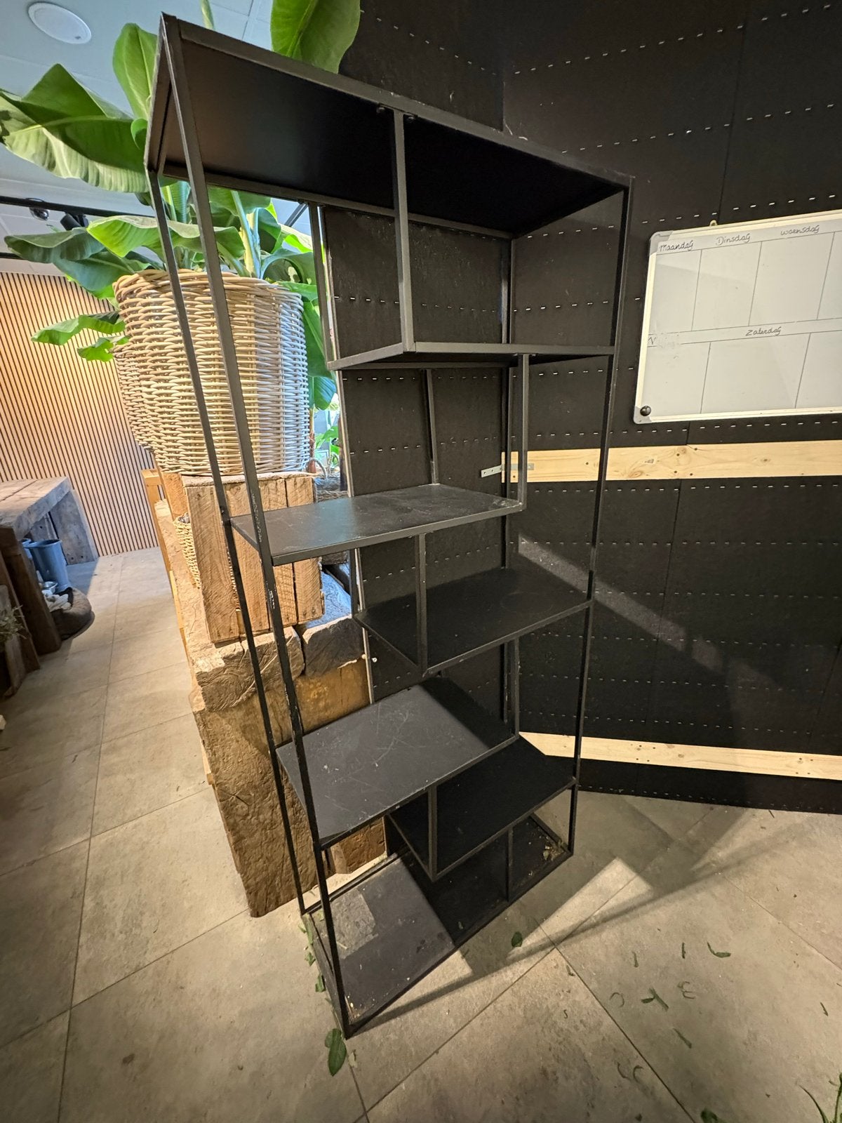 Zwarte ijzeren kast / open vakkenkast, Huis en Inrichting, Kasten | Boekenkasten, Ophalen, Met plank(en), Minder dan 50 cm, Gebruikt