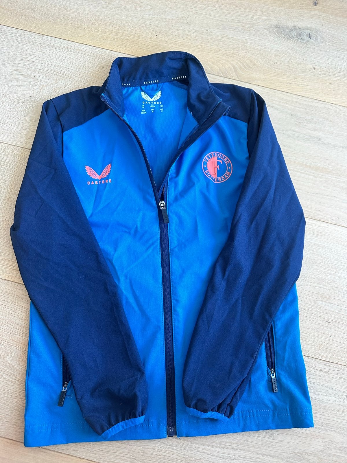Feyenoord trainingsjasje Castore maat 146 blauw, Kinderen en Baby's, Ophalen of Verzenden, Zo goed als nieuw, Jongen of Meisje