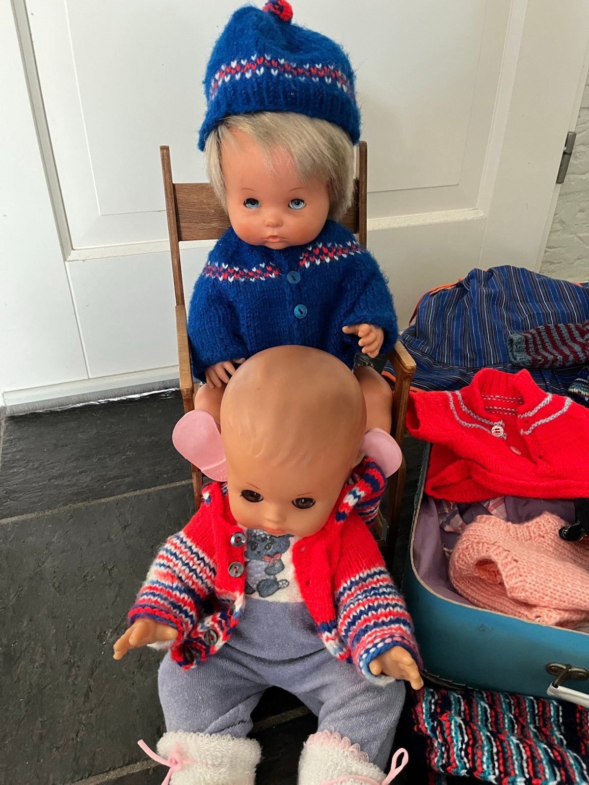 2 poppen met stoel en diverse kleertjes, Ophalen of Verzenden, Gebruikt, Pop