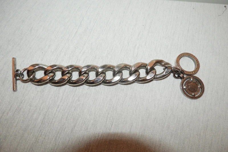 Tov Essentials groffe schakel armband bedel met kwartje
