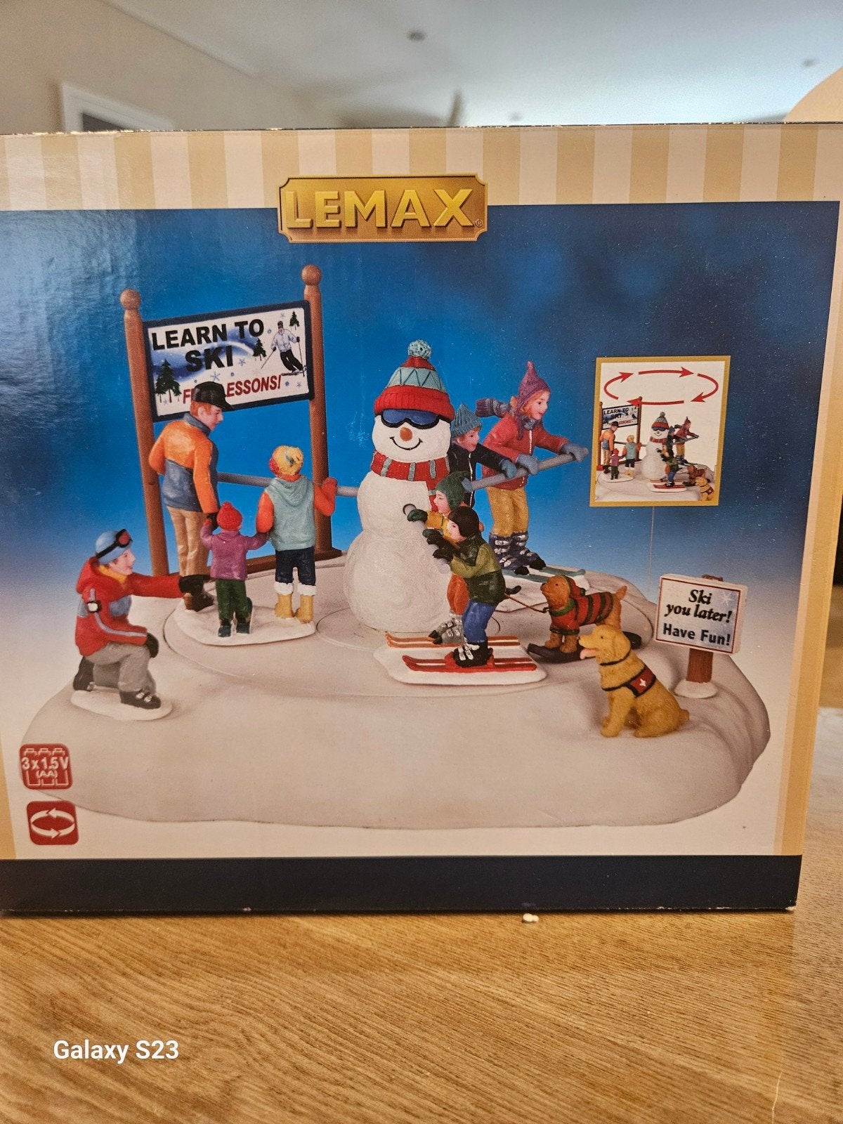 Lemax 24480 Skibaan met Sneeuwpop en Skiërs, Ophalen of Verzenden, Zo goed als nieuw