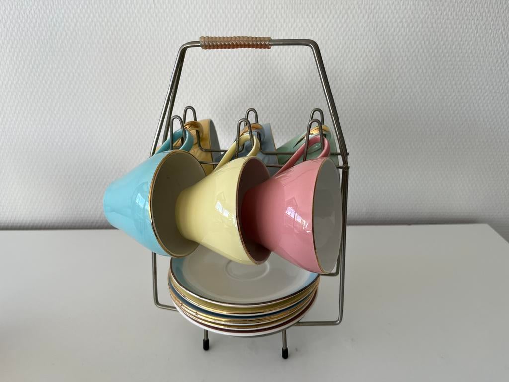 Pastel regout kop en schotel petrus regout, Huis en Inrichting, Keuken | Servies, Ophalen of Verzenden, Zo goed als nieuw, Effen