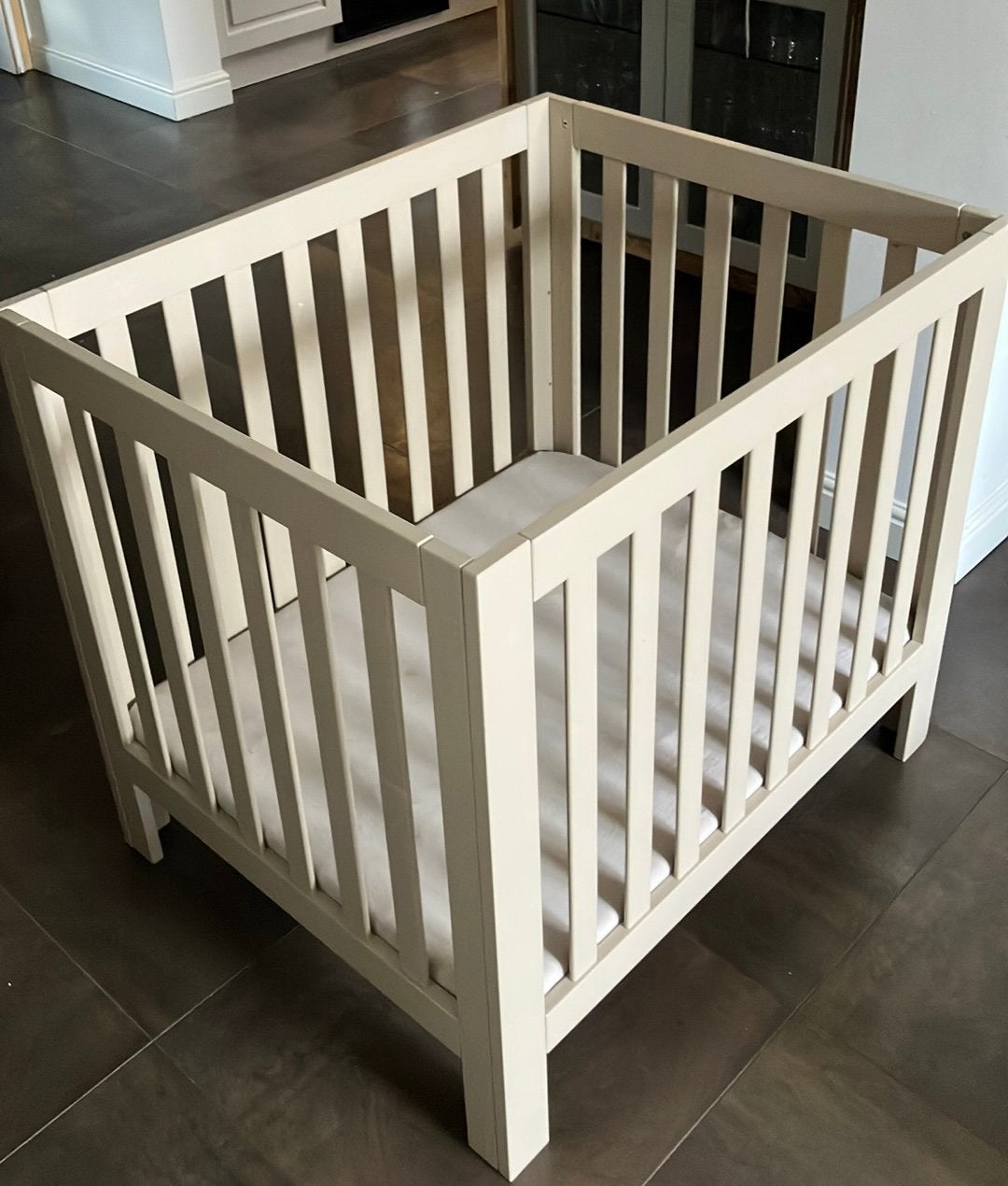 Nette taupe Box incl matras, Kinderen en Baby's, Boxen, Ophalen, Zo goed als nieuw, Rechthoekig, In hoogte verstelbaar