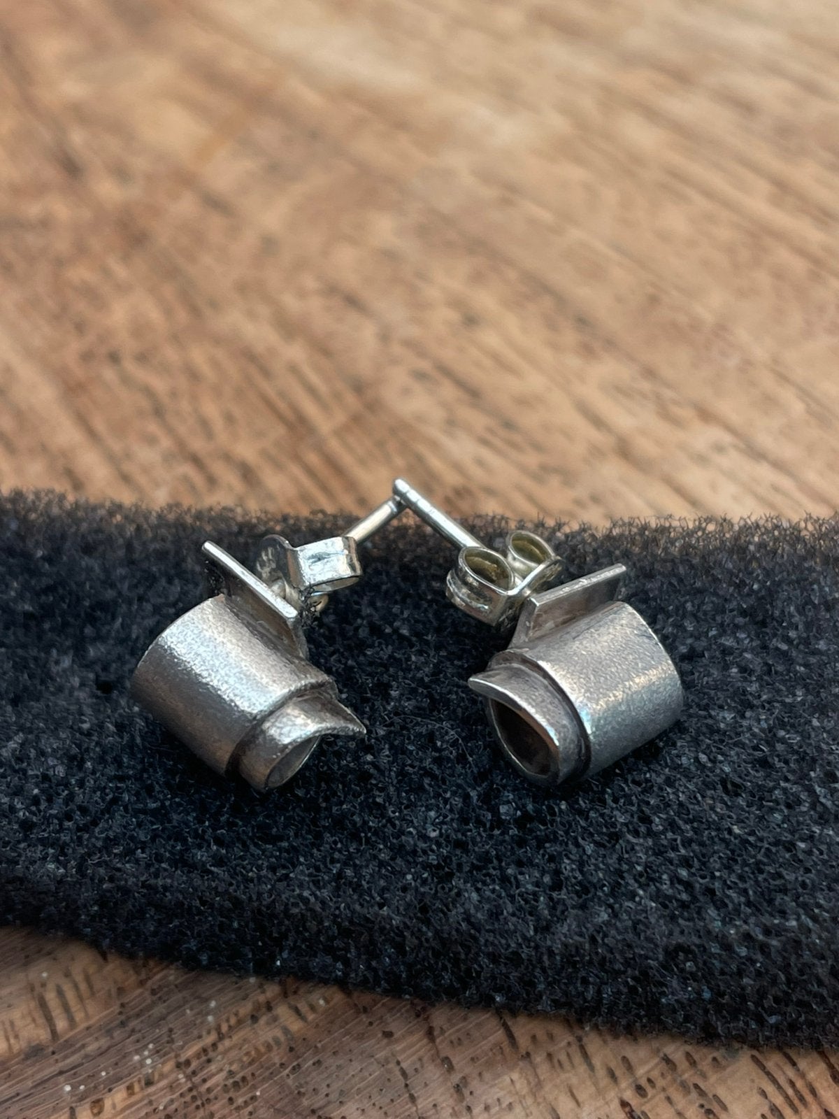 Zilveren oorknoppen handgemaakt door edelsmid, Ophalen of Verzenden, Zo goed als nieuw, Zilver, Knopjes of Stekers