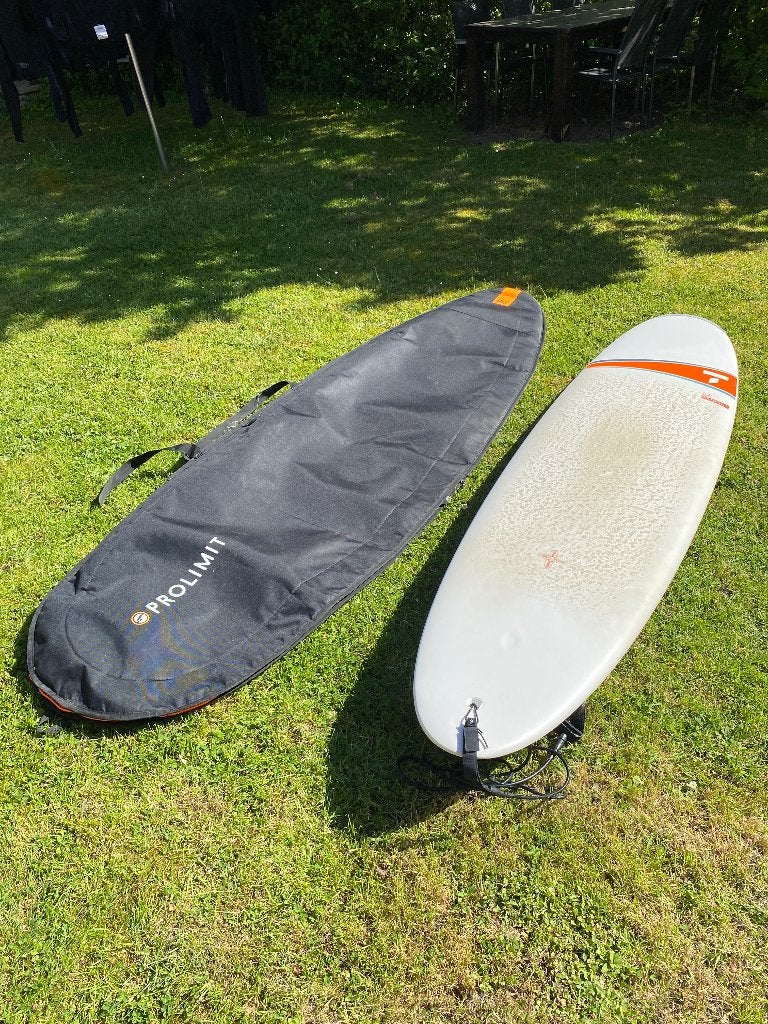 Tahé Magnum 8'4, incl leash, board bag en voorraad wax, Ophalen, Zo goed als nieuw, Longboard, Met koord