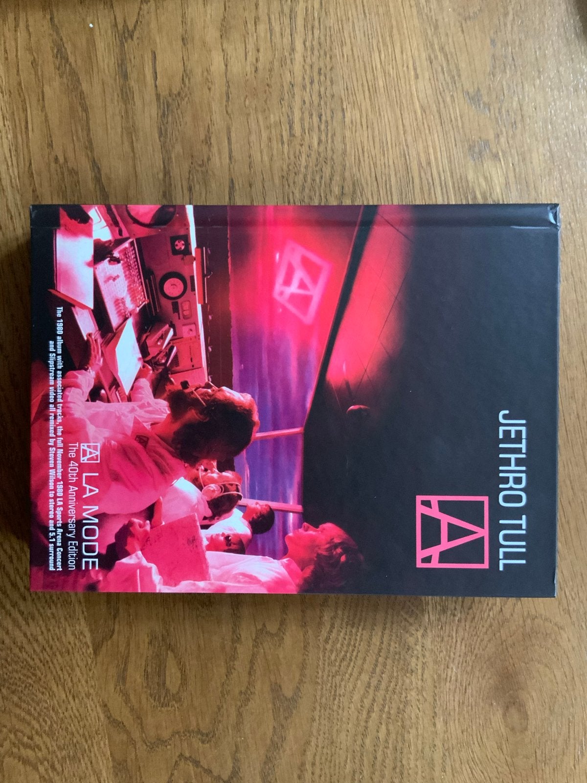 Jethro Tull - A La Mode (40th Anniversary Edition), Bonusmateriaal, Boxset, Ophalen of Verzenden, Zo goed als nieuw