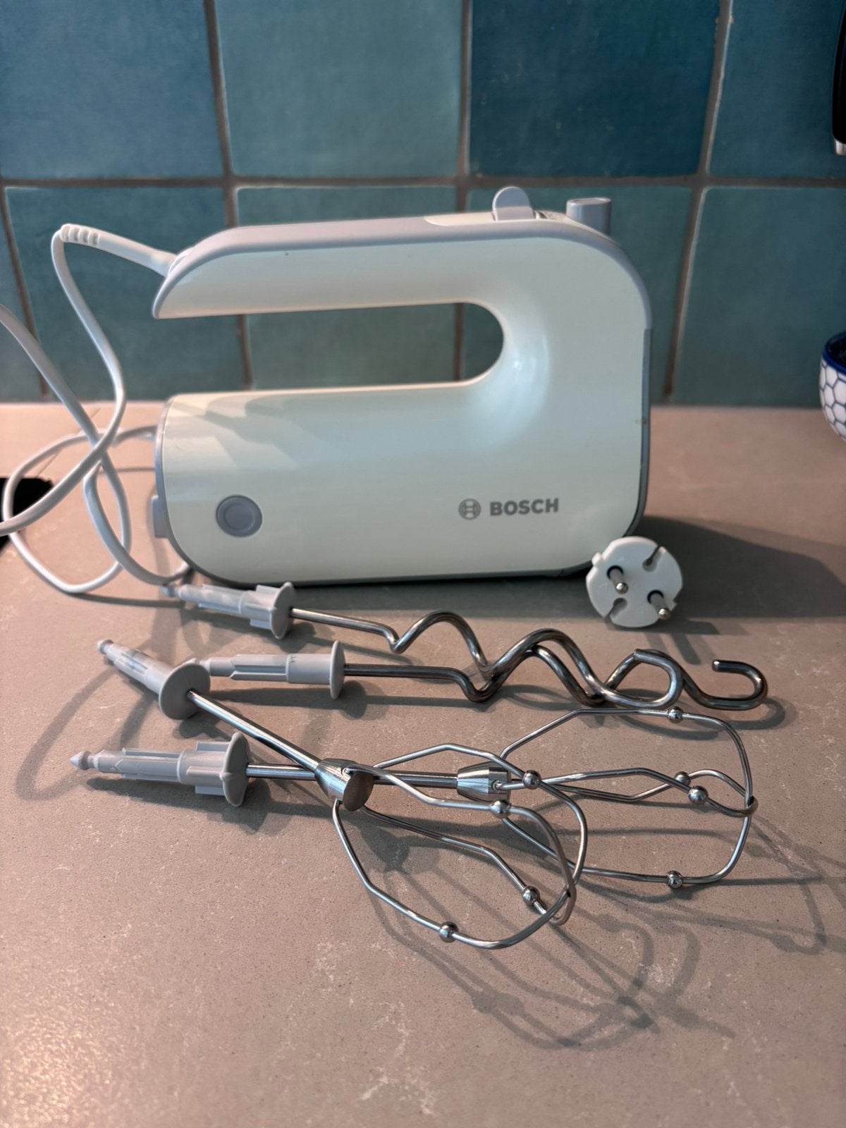 Bosch handmixer wit, 500W (MFQ40301) + deeghaken, Ophalen of Verzenden, Zo goed als nieuw, 3 snelheden of meer