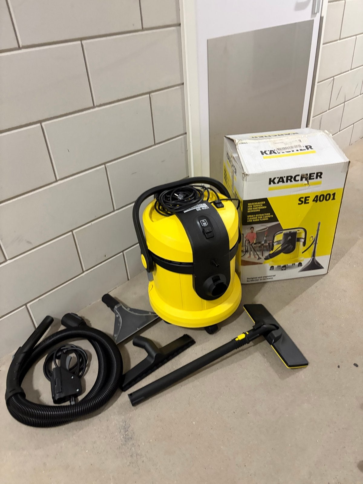 Kärcher SE4001 Sproei-extractie stofzuiger - Nieuw, Kärcher, Zo goed als nieuw, Geschikt voor harde vloeren, Reservoir