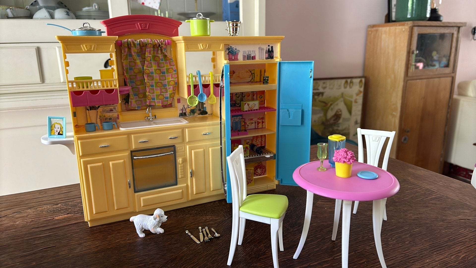 Barbie keuken en eethoek met accessoires, Kinderen en Baby's, Speelgoed | Poppen, Ophalen, Gebruikt, Barbie