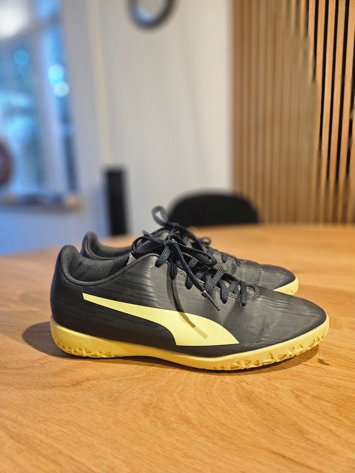 Puma zaalvoetbalschoenen / indoor gymschoenen maat 39, Puma, Zwart, Ophalen of Verzenden, Zo goed als nieuw