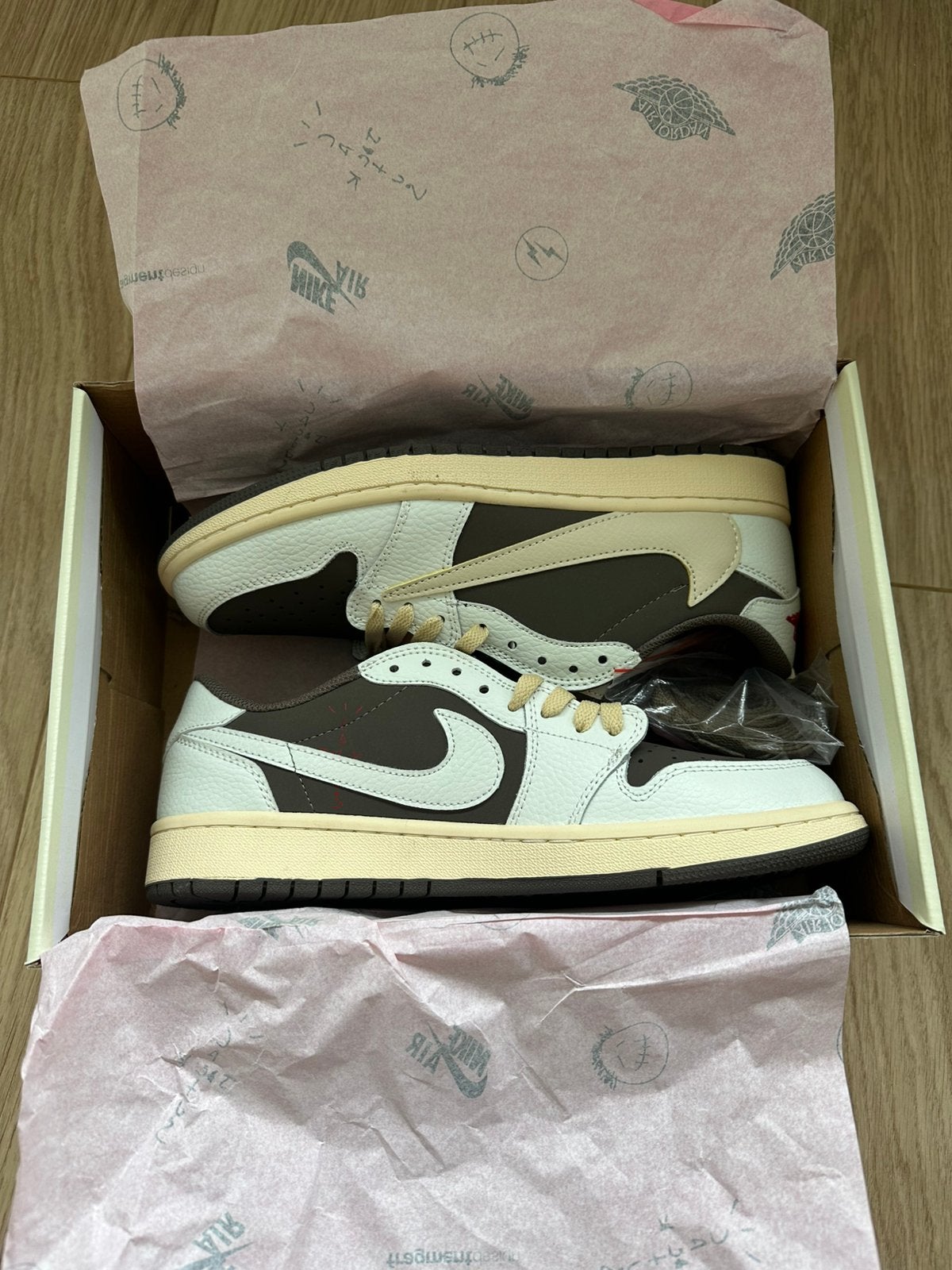 Nieuw in doos: Travis Scott x Air Jordan1 Low Reverse Mocha, Kleding | Heren, Schoenen, Overige kleuren, Nieuw, Ophalen of Verzenden