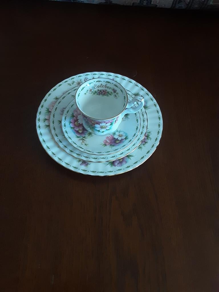 Royal Albert trio Flower of the Month October, Antiek en Kunst, Antiek | Servies los, Ophalen of Verzenden