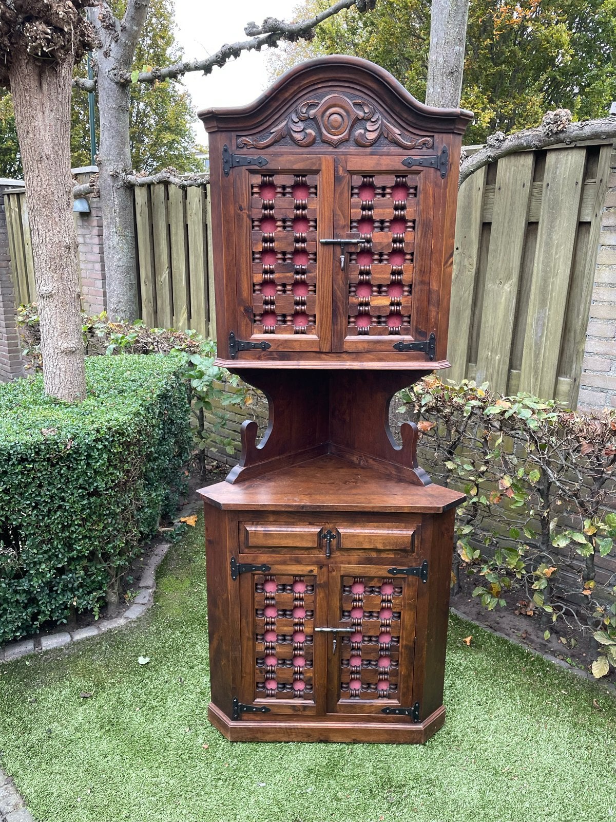 Antieke houten hoekkast met houtsnijwerk en deuren, Ophalen