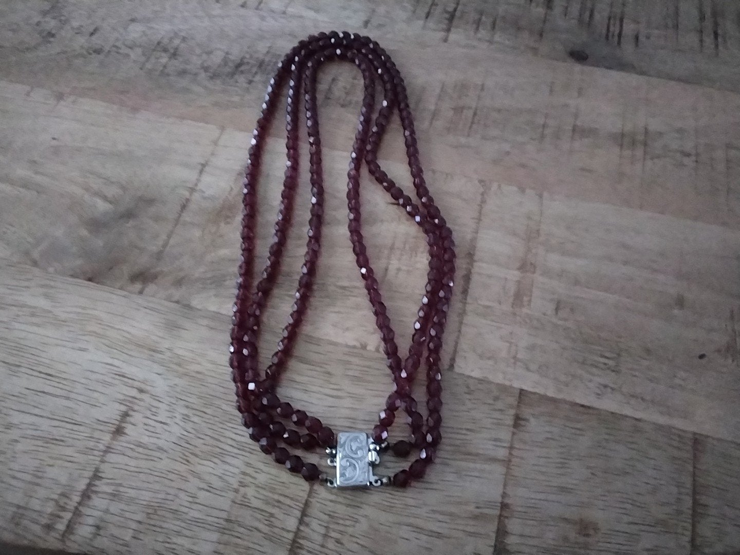 Vintage 3-rijig granaat collier met zilveren sluiting, Ophalen of Verzenden, Zo goed als nieuw, Rood, Zilver
