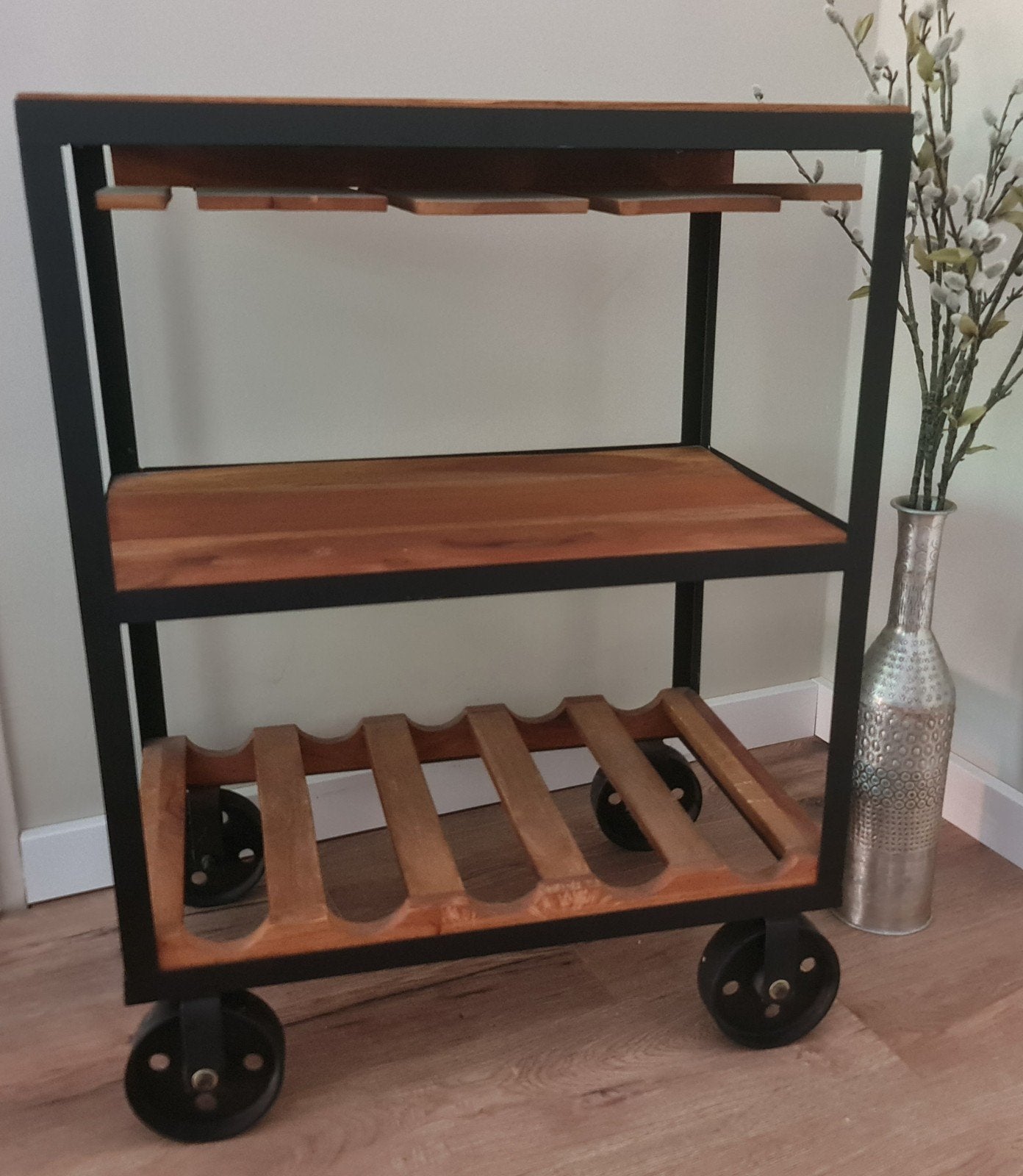 Foto 2 van Stoere industriële bar trolley / serveerwagen – hout & zwart