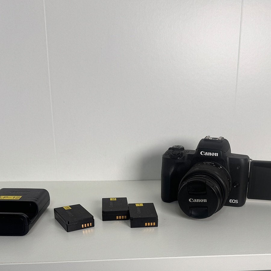 Canon EOS M50 + 15-45mm lens + 2 extra accu’s + oplader, Audio, Tv en Foto, Ophalen, Spiegelreflex, Canon, Zo goed als nieuw