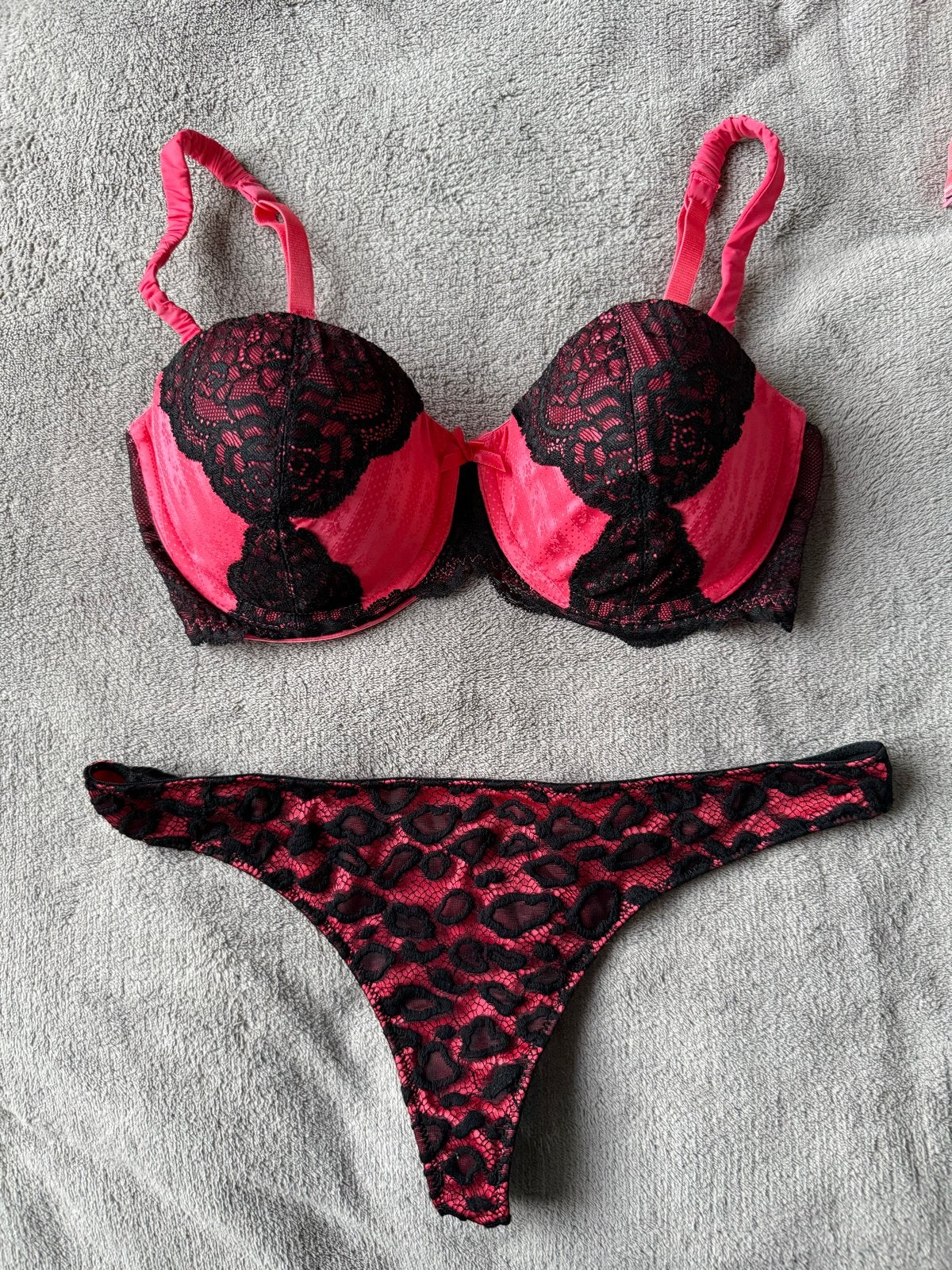 Hunkemöller Set BH 75D en String M - BH afneembare bandjes, Verzenden, Roze, Setje