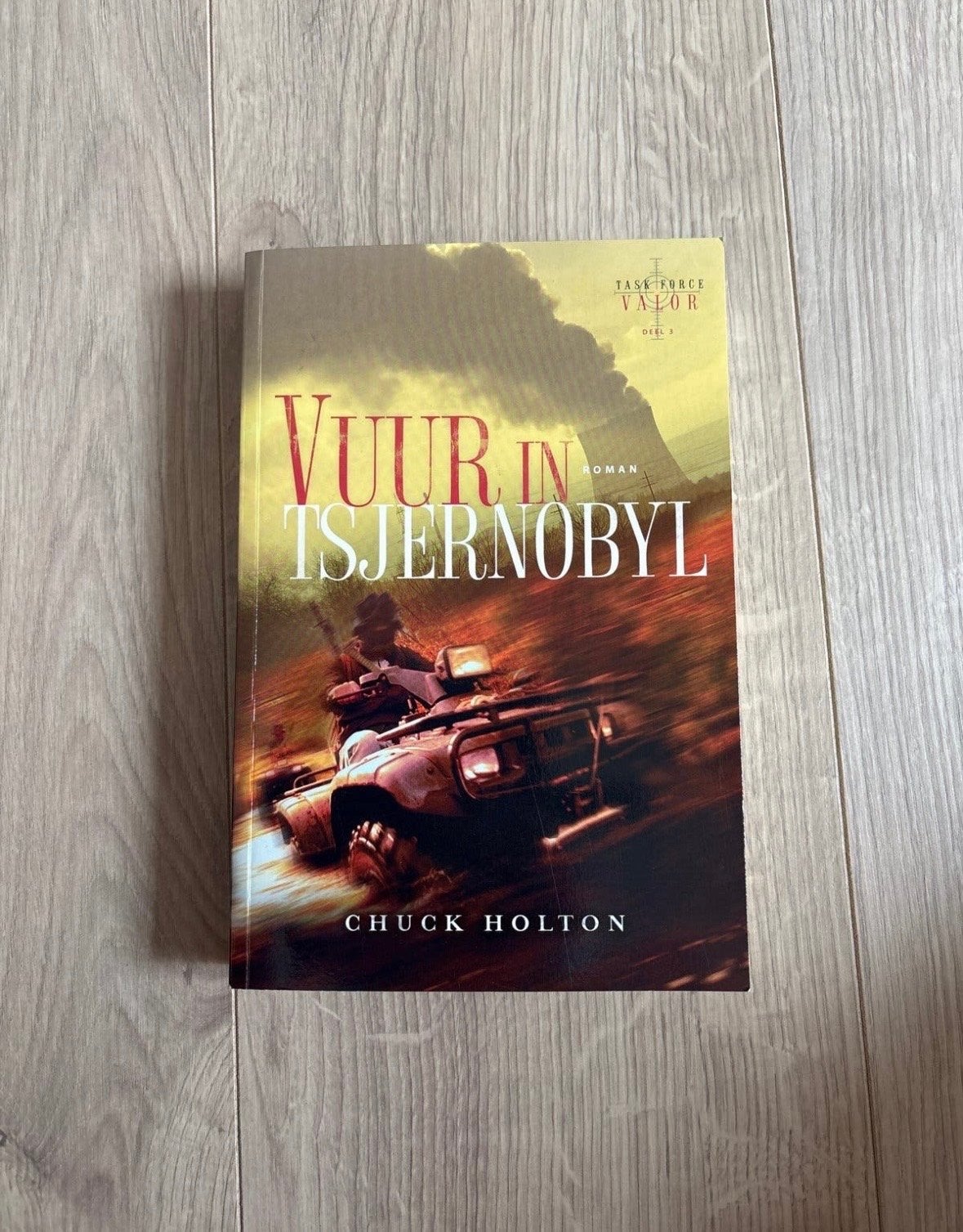 Boek: Vuur in Tsjernobyl - Chuck Holton, Ophalen of Verzenden, Zo goed als nieuw