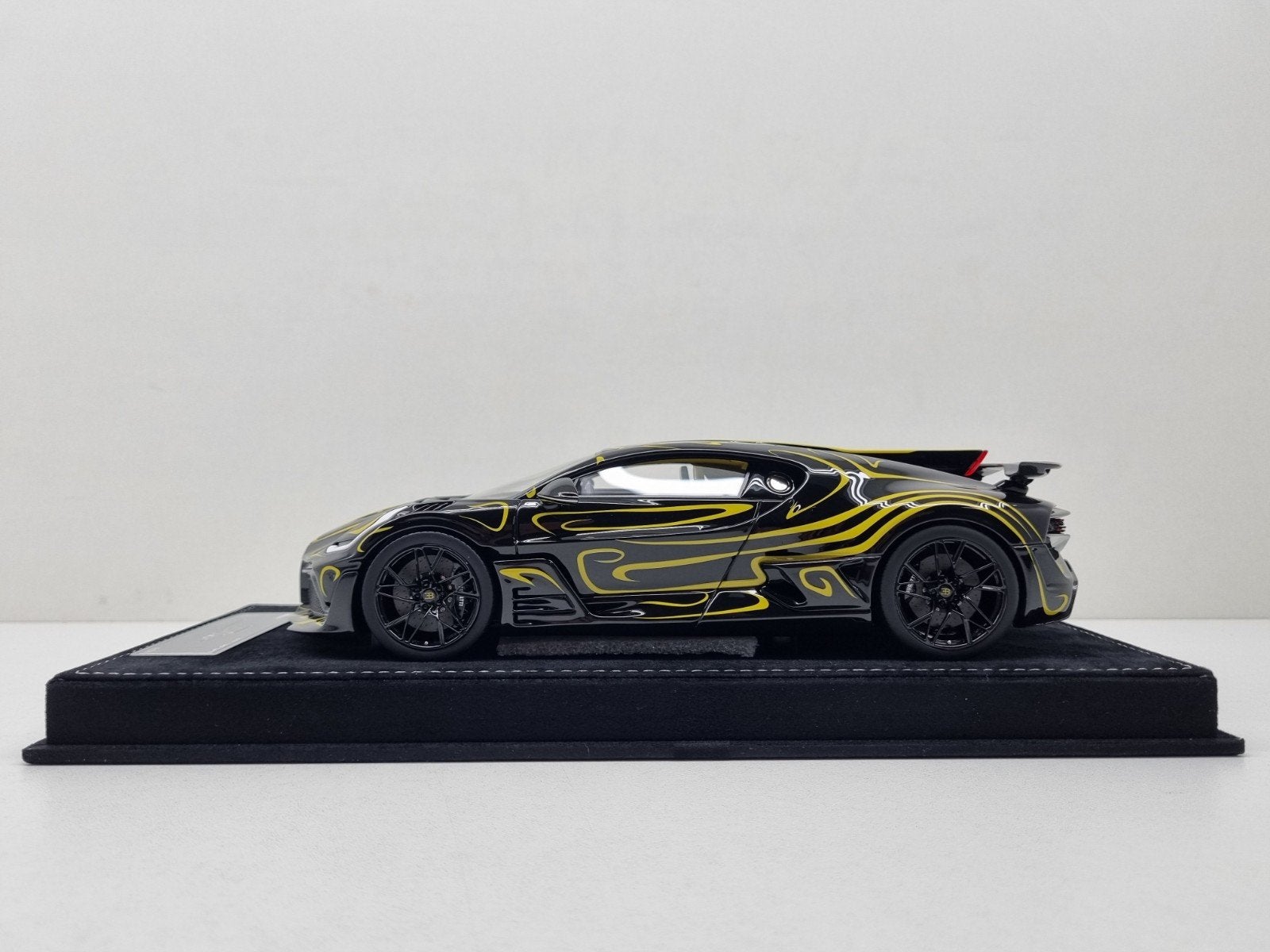 Henson & Heaven HH
Bugatti Divo Black / Gold 1/30 1:18 Nieuw, Ophalen of Verzenden, Nieuw, Auto