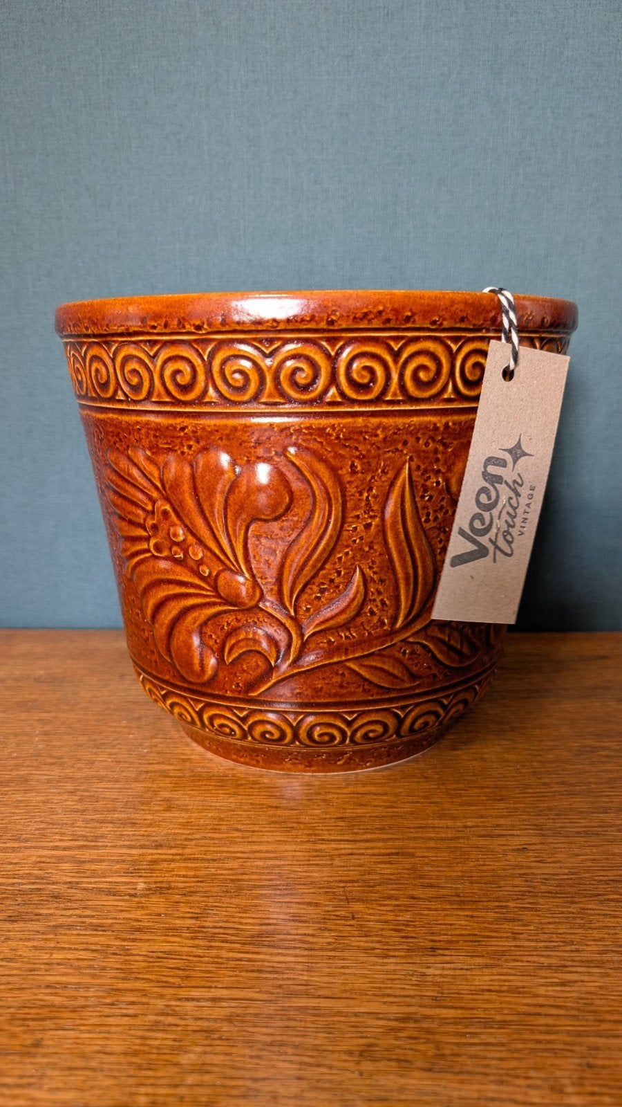 Grote vintage Bay West Germany bloempot - bruin met reliëf, Antiek en Kunst, Ophalen