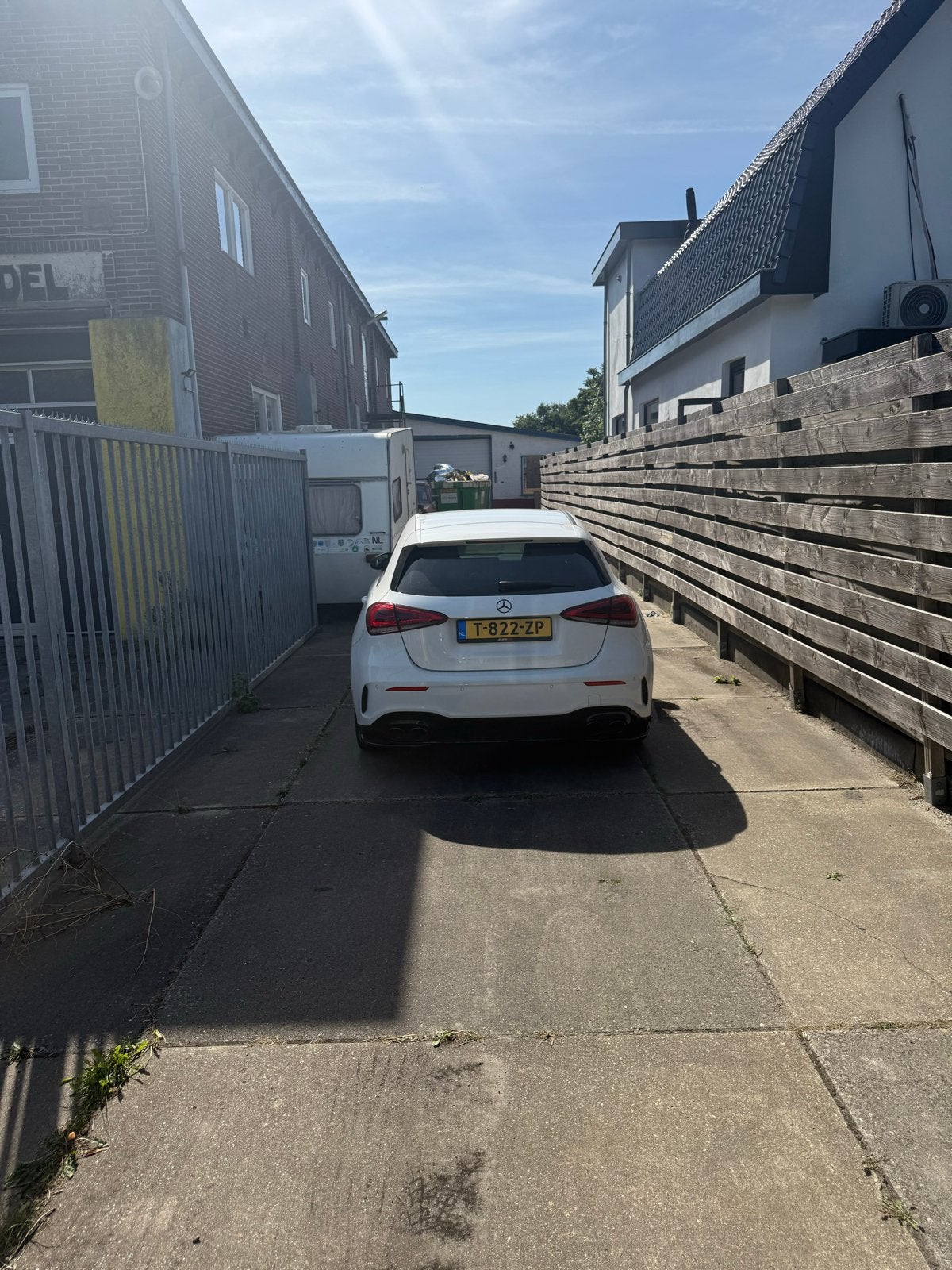Garage met auto's en gereedschap ter overname, Koop, Bedrijfsruimte