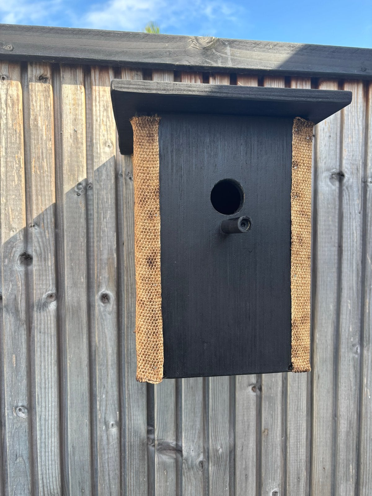 Zelfgemaakt houten vogelhuisje met jutten accenten, Tuin en Terras, Vogelhuisjes en Vogelbaden, Ophalen, Nieuw