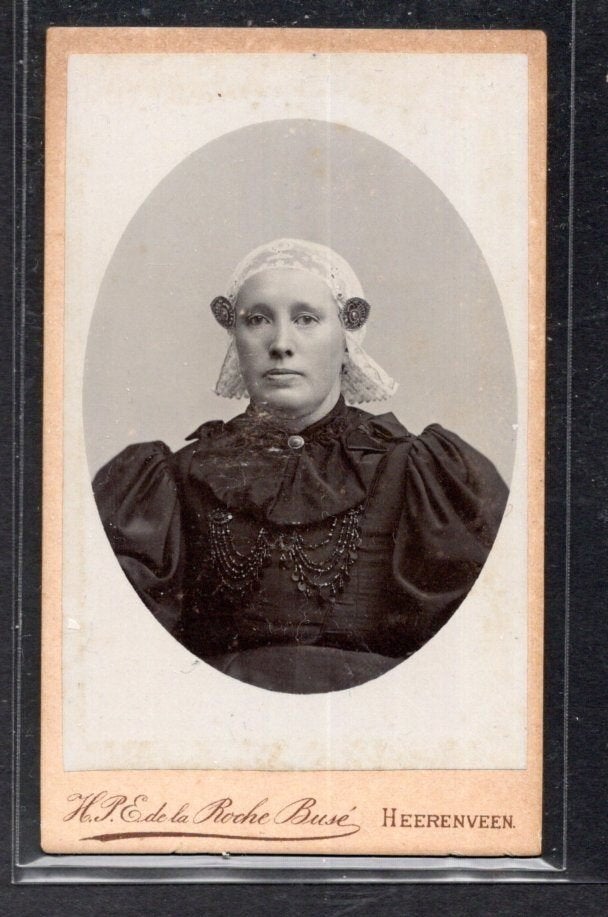 C.D.V. - Portret Onbekende Vrouw - muts en oorijzer., Verzenden, Foto, Klederdracht, Zo goed als nieuw
