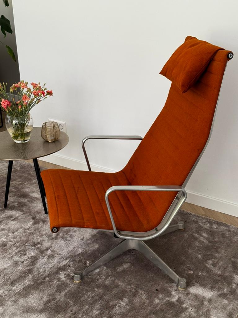 Originele Eames EA 124 Lounge Chair – Oranje Hopsak, Huis en Inrichting, Ophalen, Gebruikt, Minder dan 75 cm, Stof