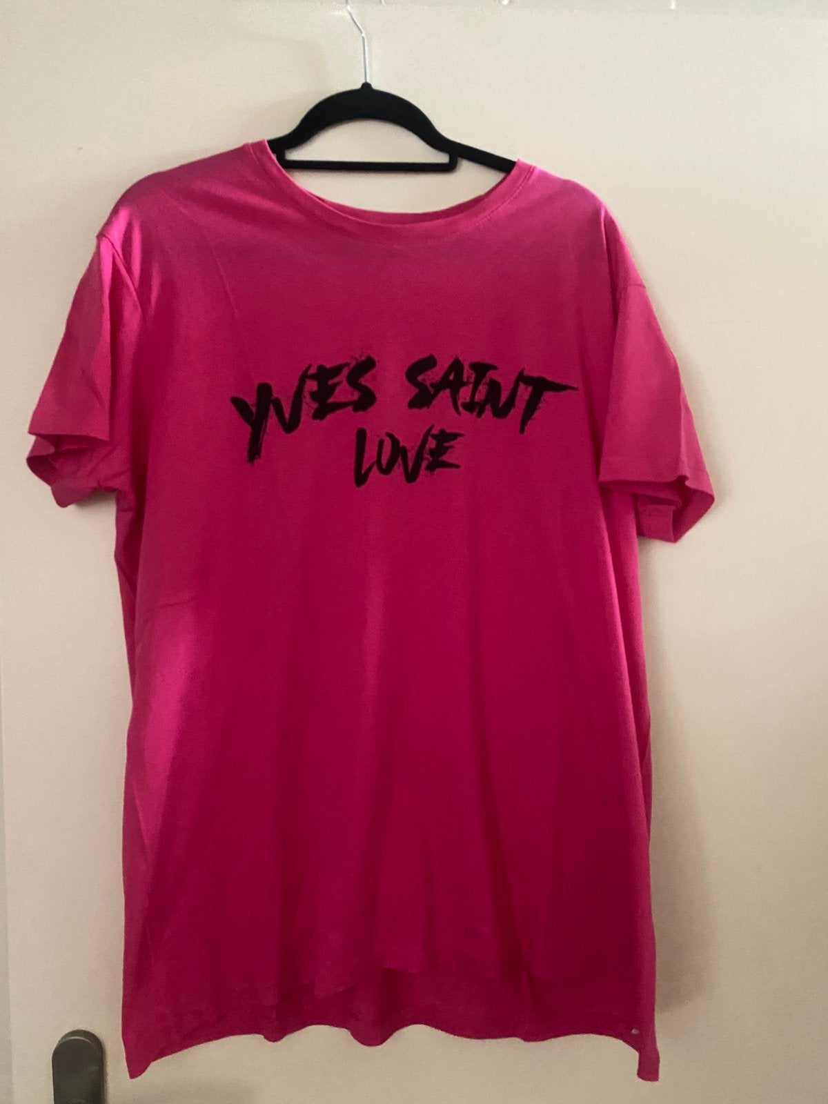 T-shirt met tekst “yves Saint Love”, Kleding | Dames, T-shirts, Verzenden, Maat 42/44 (L), Zo goed als nieuw, Korte mouw