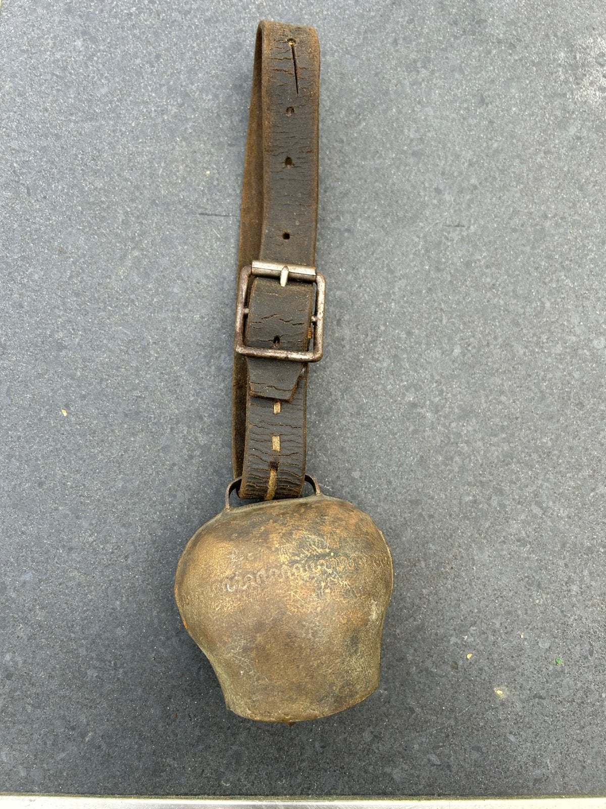 Oostenrijkse antieke koeienbel met lederen riem, Ophalen of Verzenden