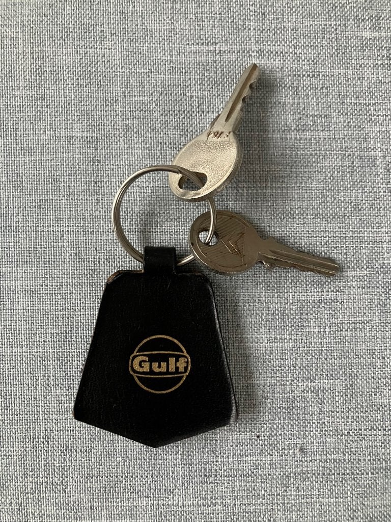 Sleutelhanger Gulf embleem op leren houder , Verzamelen, Ophalen of Verzenden, Gebruikt, Merk