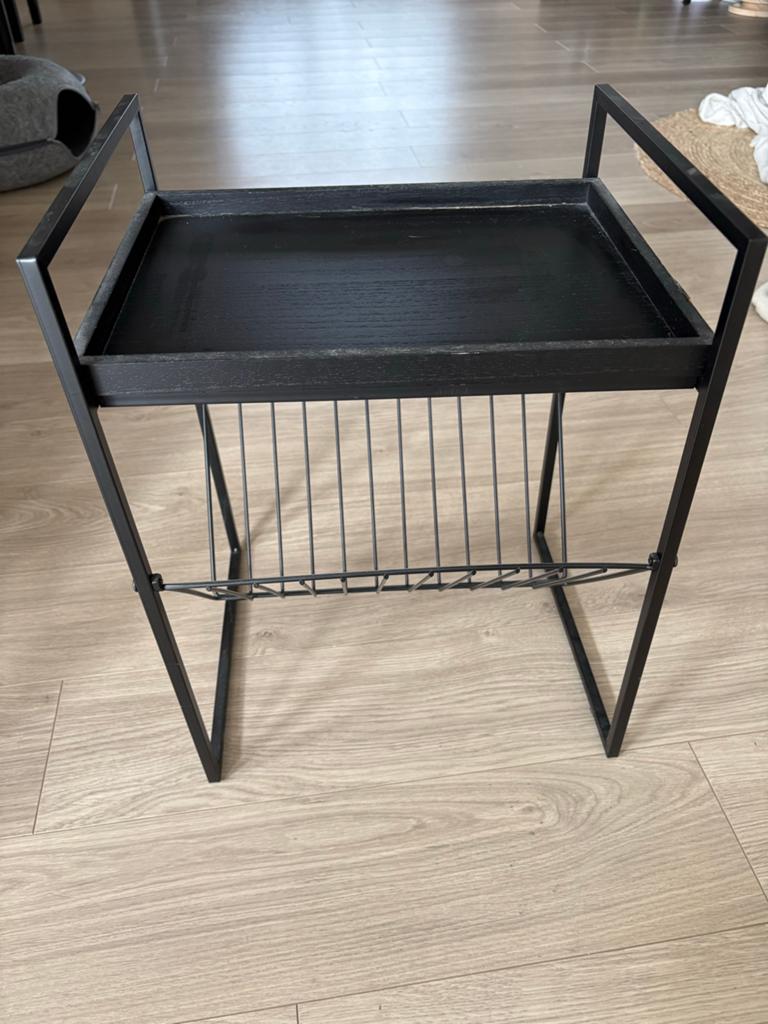 Zwart bijzettafeltje met tijdschriftenrek, Huis en Inrichting, Tafels | Bijzettafels, Minder dan 55 cm, Metaal of Aluminium, Zo goed als nieuw