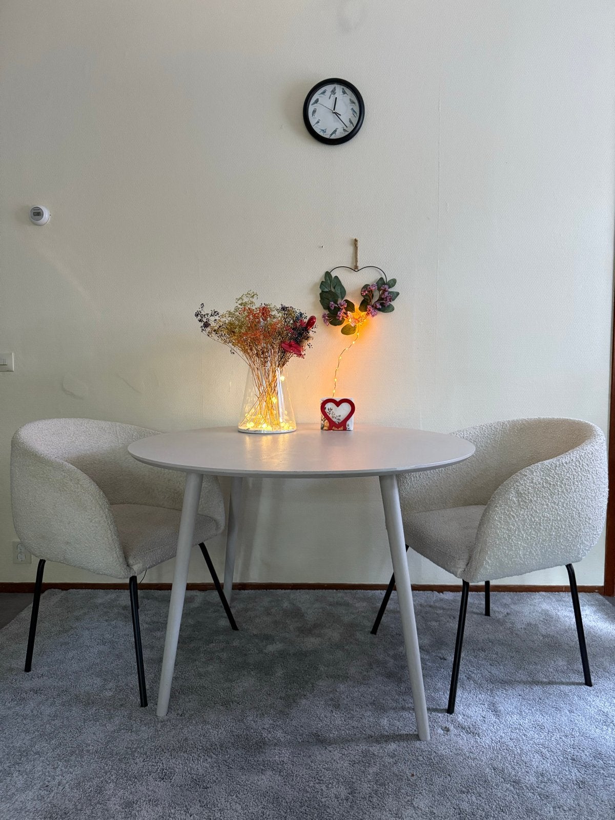 Eettafel met twee stoelen - Modern en comfortabel, Huis en Inrichting, Ophalen, Rond, Tot twee personen, 50 tot 100 cm