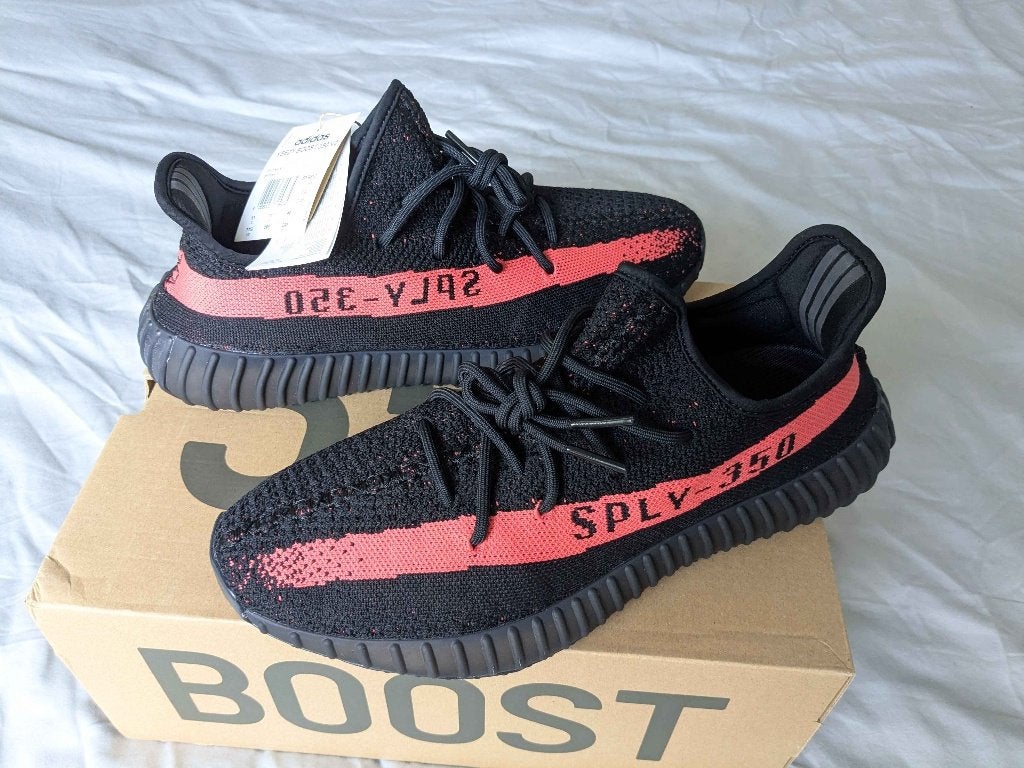 Adidas Yeezy Boost 350 v2 Core Red Maat 46, Kleding | Heren, Overige kleuren, Verzenden, Nieuw, Sneakers of Gympen