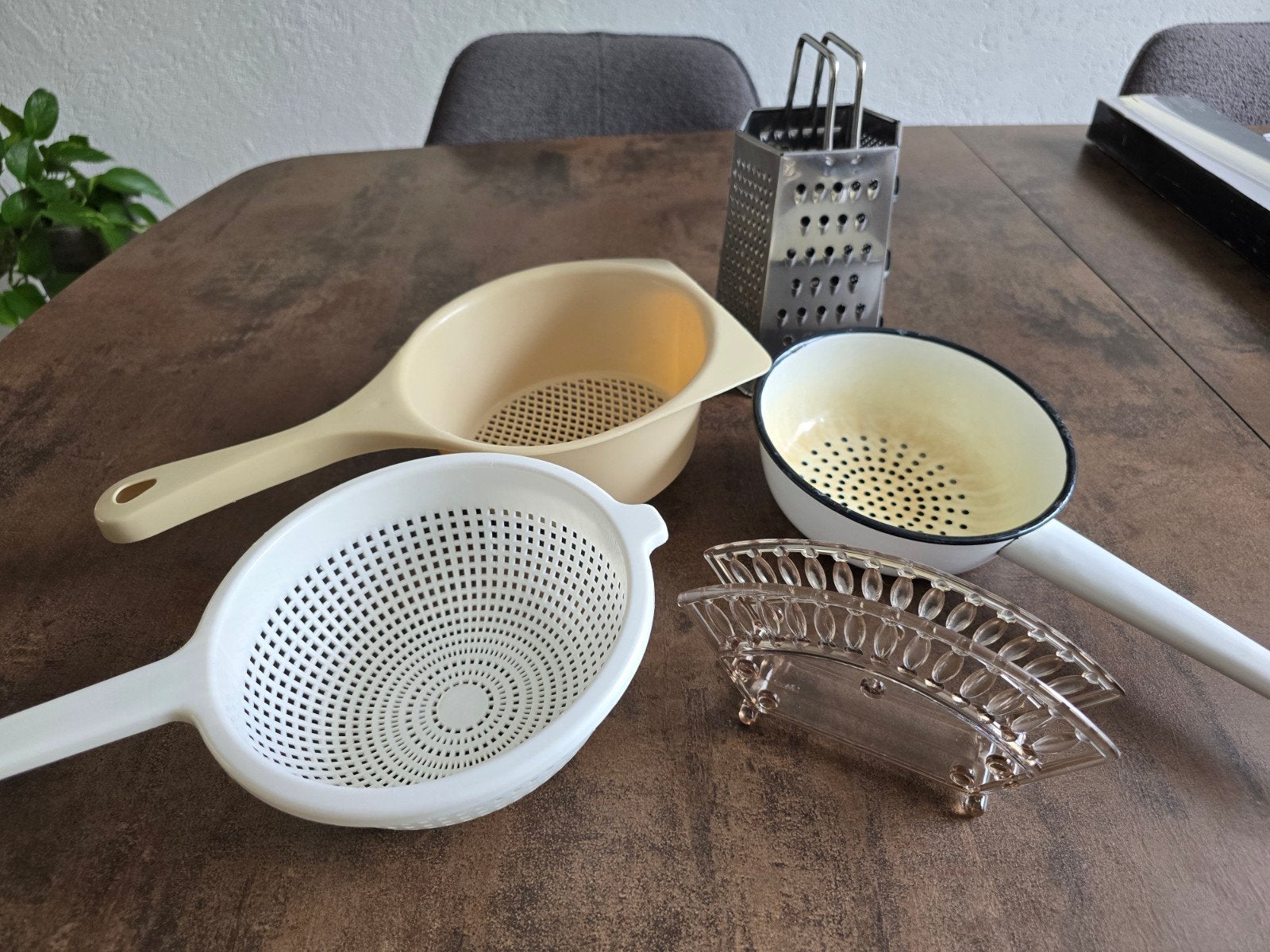 Complete retro keukenset / Studentenuitzet -3x vergiet, rasp, Ophalen of Verzenden, Rond, Overige materialen