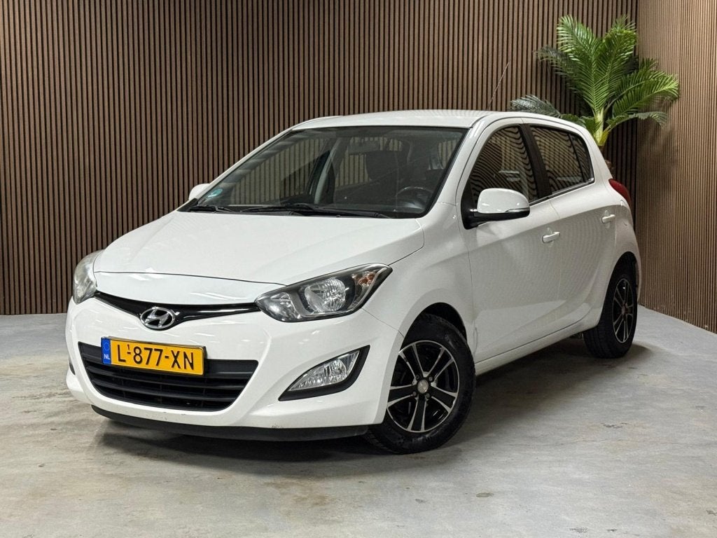 Hyundai i20 1.2i First Edition Nieuw Distributie ketting, Auto's, Euro 5, Gebruikt, 31 €/maand, 4 cilinders