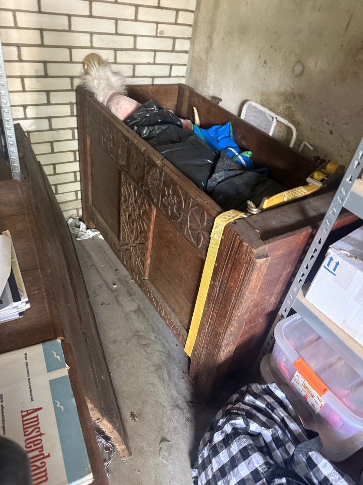 Antieke houten kist met houtsnijwerk en inscriptie, Ophalen