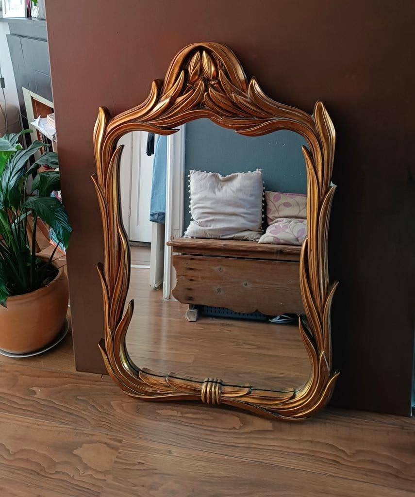 Spiegel met een goudkleurige lijst, 104 x 67 cm, Huis en Inrichting, Ophalen, Tweedehands, Rechthoekig, 50 tot 75 cm