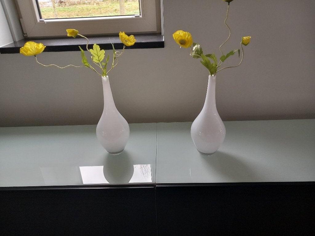 2 WITTE SALONG VAZEN MET DECORATIE VAN IKEA, Wit, Inclusief decoratie, Ophalen of Verzenden, Glas
