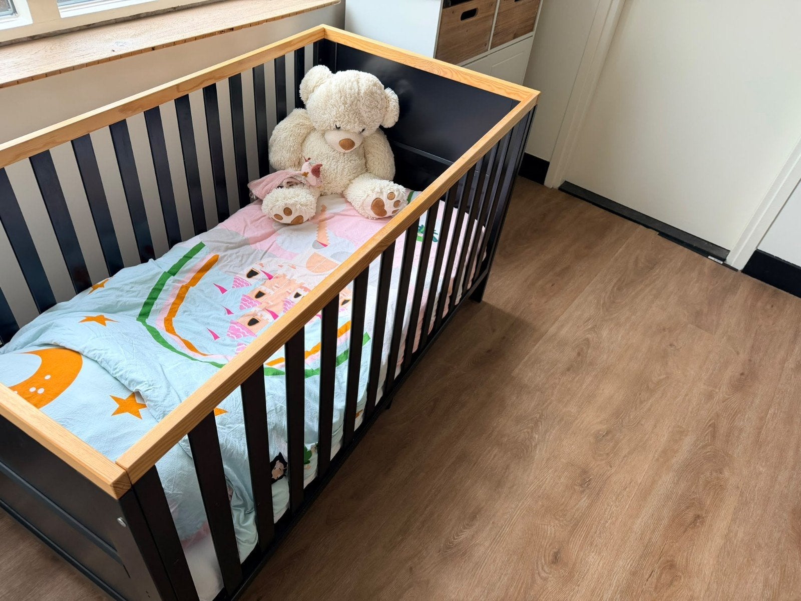 Peuterbed hout 140x70 met matras en beddengoed, Ophalen, Zwart, 190 cm of minder, Zo goed als nieuw