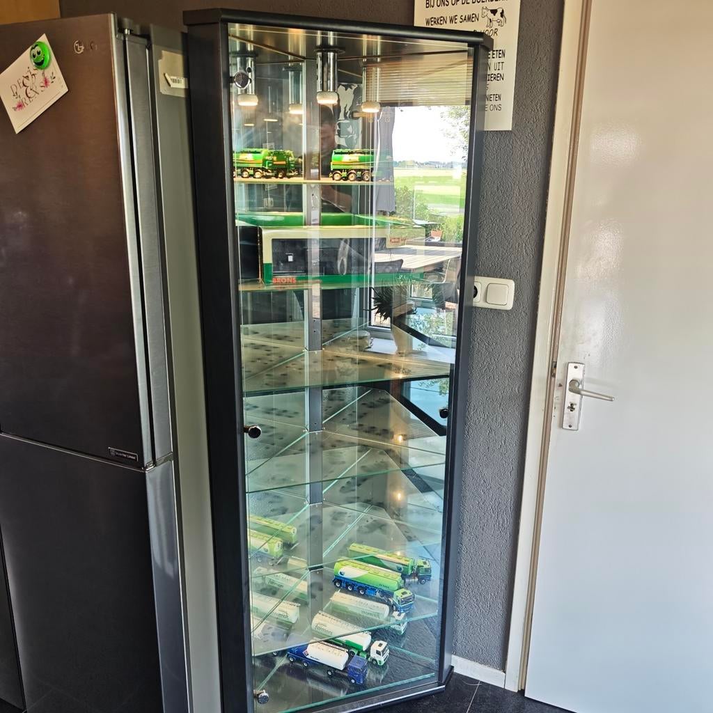 Moderne vitrinekast met glazen planken en verlichting, Huis en Inrichting, Ophalen, Minder dan 50 cm, Met deur(en), Zo goed als nieuw