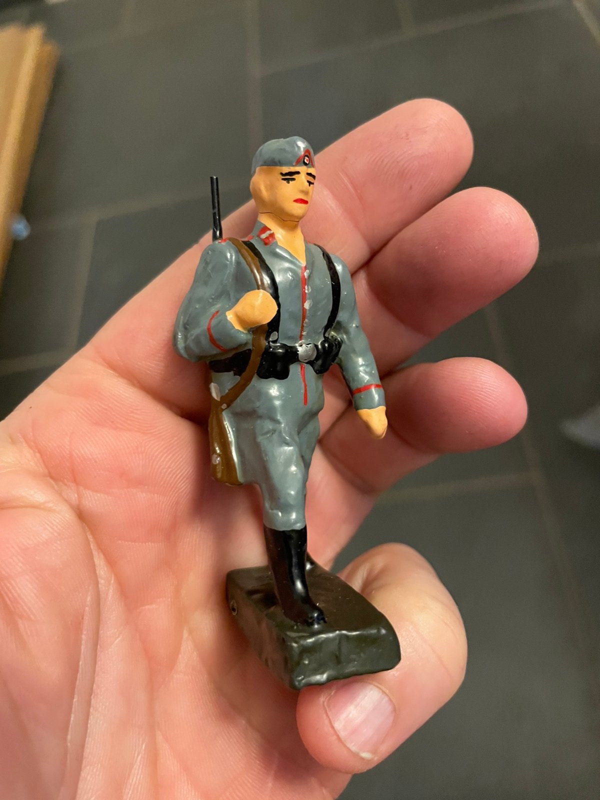 Leyla luftwaffe soldaat, Verzenden